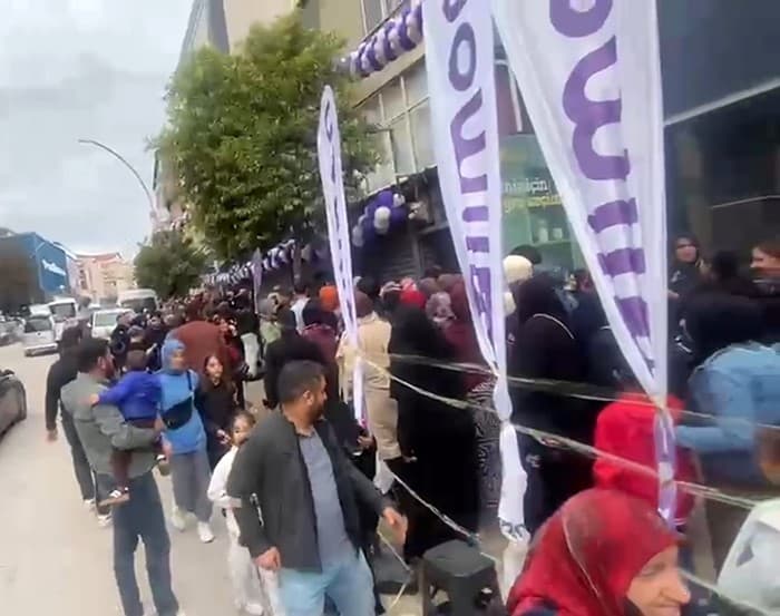 Darıca'da Açılış İndirimi İzdihama Yol Açtı: Zabıta Mağazayı Geçici Olarak Kapattı