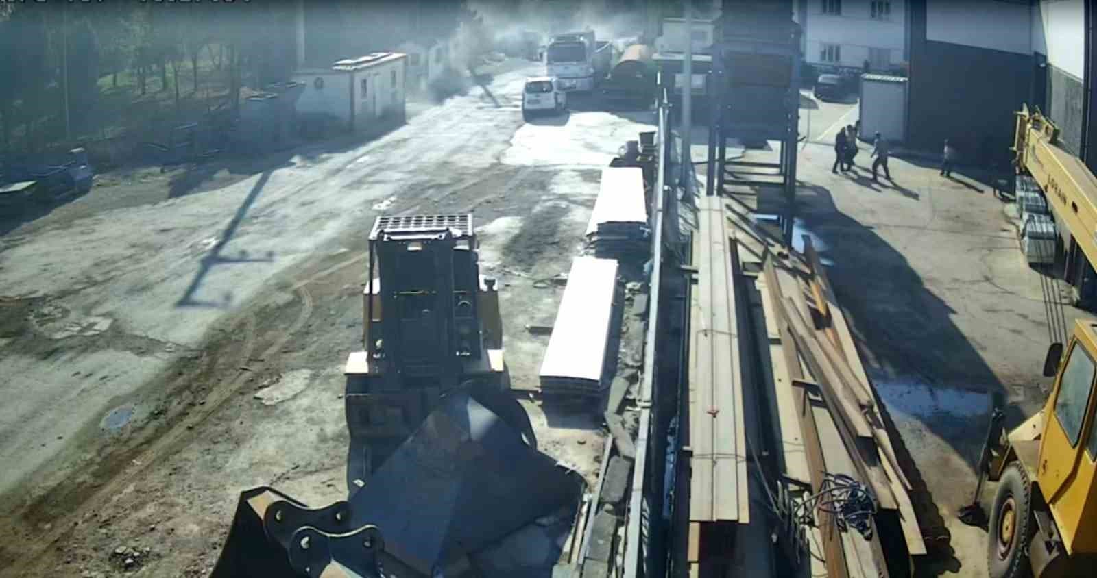 İzmir'de Metal Fabrikasında Şiddetli Patlama: 3'ü Ağır 7 İşçi Yaralandı