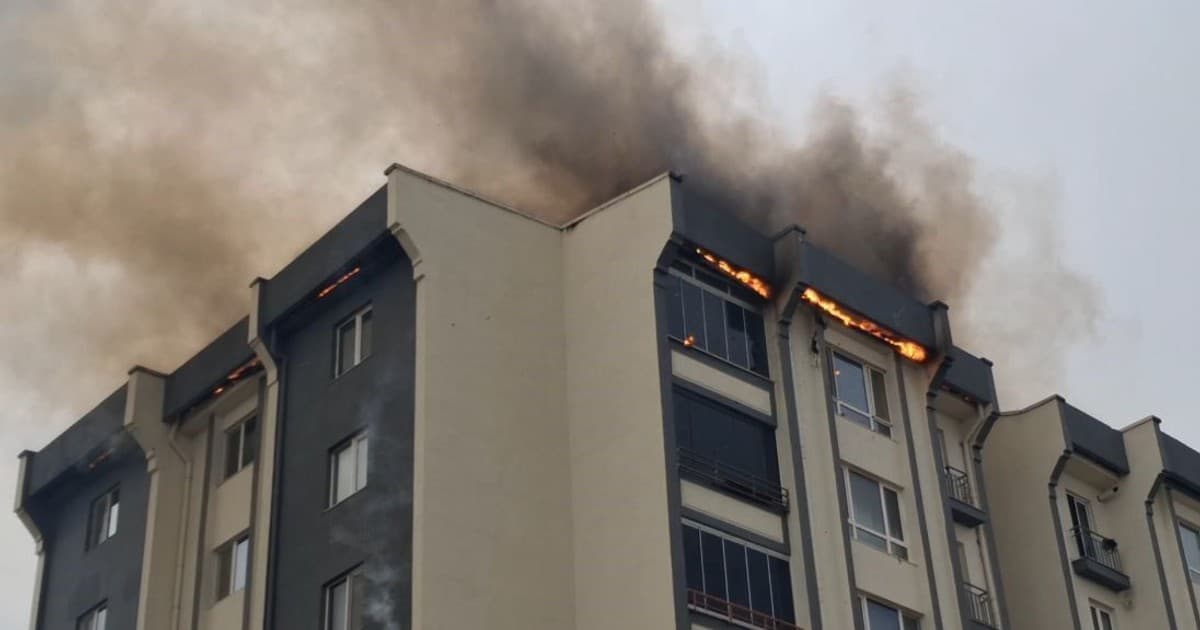 Lüleburgaz'da Konut Çatısında Çıkan Yangın İtfaiye Ekiplerince Söndürüldü