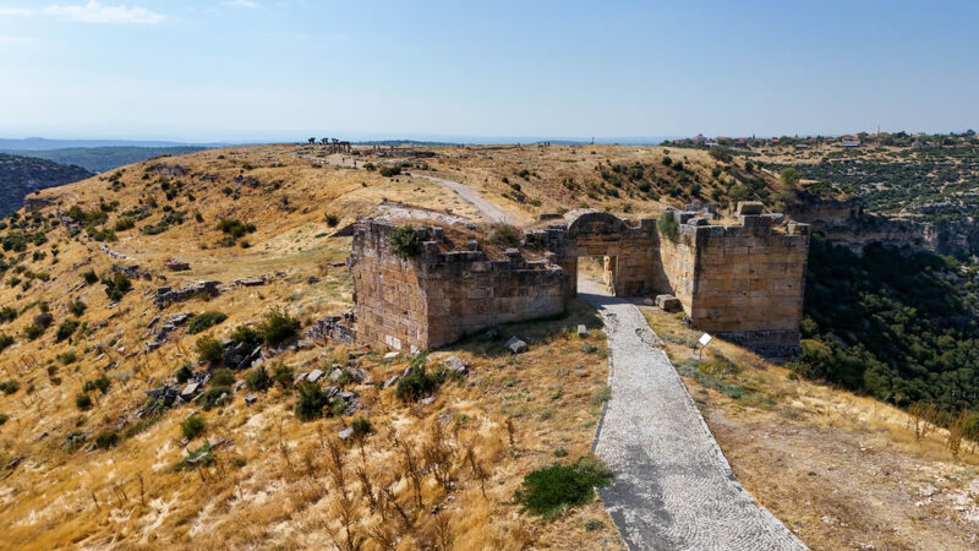 Blaundos Antik Kenti'nde 2 Bin 500 Yıllık Tapınak Duvarı Keşfedildi
