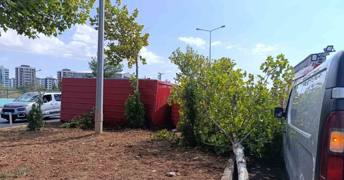 Diyarbakır'da Zincirleme Kaza: Kamyonette Sıkışan Sürücüyü İtfaiye Kurtardı