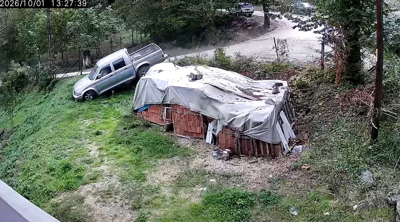 Bahçeye Savrulan Kamyonet Dehşet Saçtı: 3 Kadın Faciadan Saniyelerle Kurtuldu