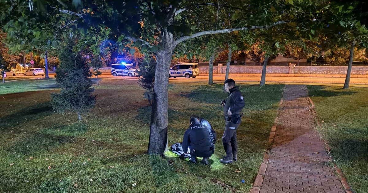 Polisi Gören Kavgacılar Eşyalarını Parkta Bırakıp Kaçtı
