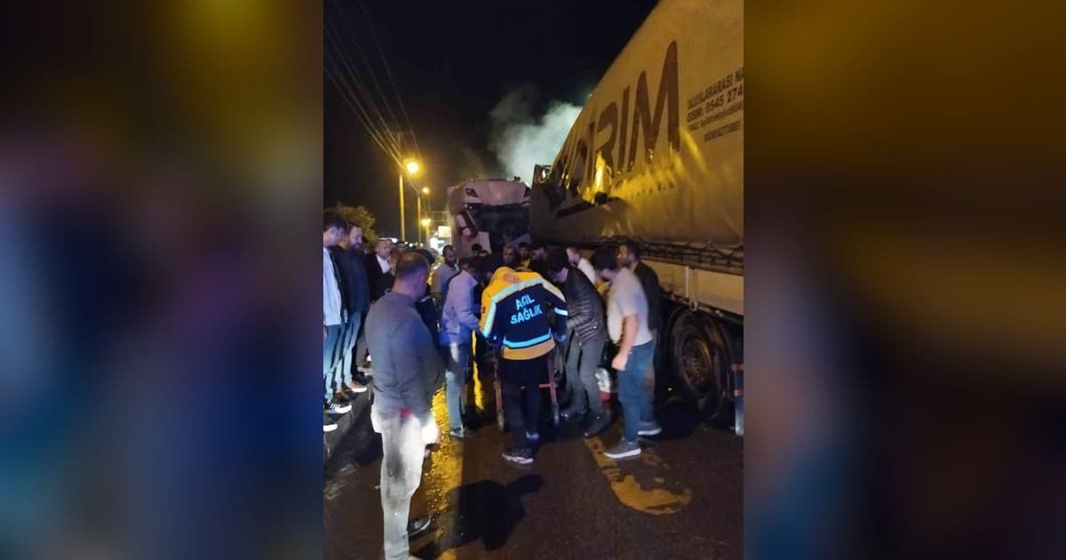 Bitlis-Baykan Yolunda Tır Kazası: 2 Kişi Yaralandı