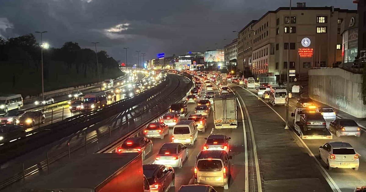 İstanbul'da Akşam Saatlerinde Trafik Durma Noktasına Geldi: Yoğunluk Yüzde 87'ye Ulaştı