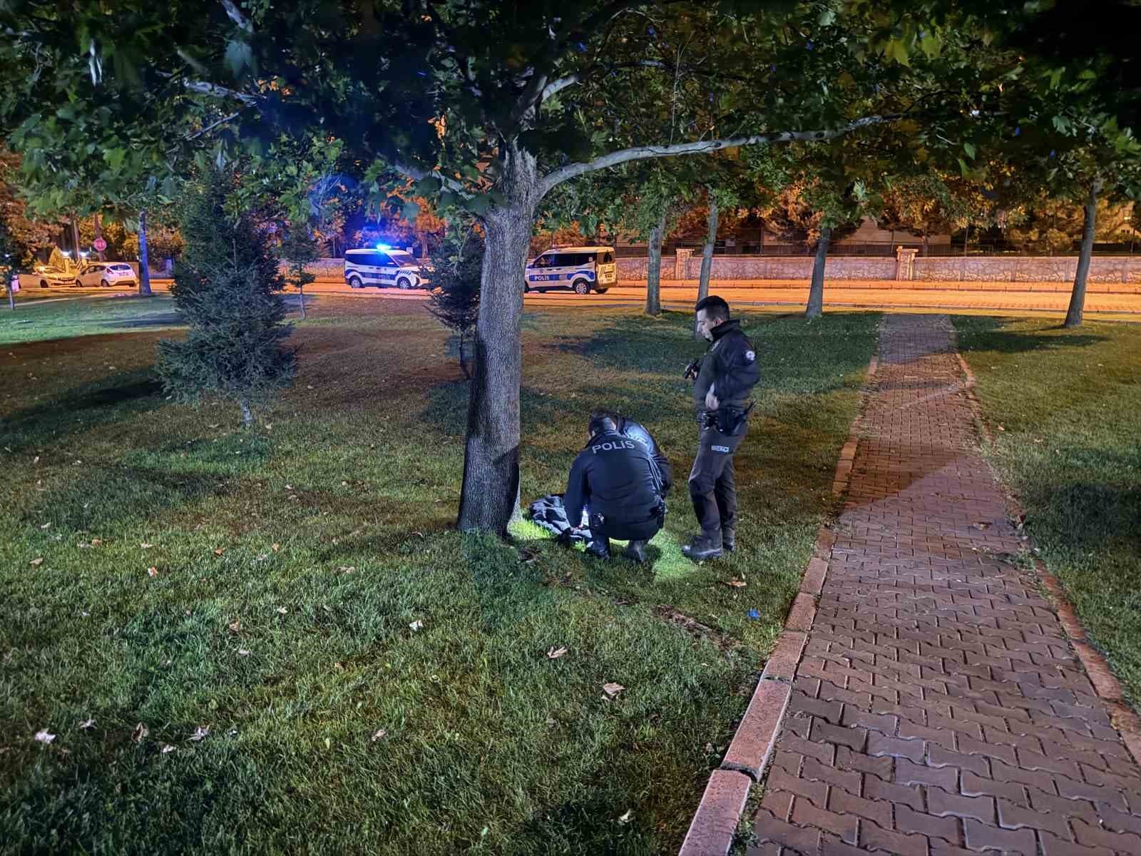 Kayseri'de Parktaki Bıçaklı Kavgada Şüpheliler Eşyalarını Bırakıp Kaçtı
