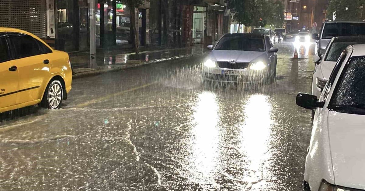 Elazığ'da Sağanak Yağış Ulaşımı ve Günlük Yaşamı Olumsuz Etkiledi