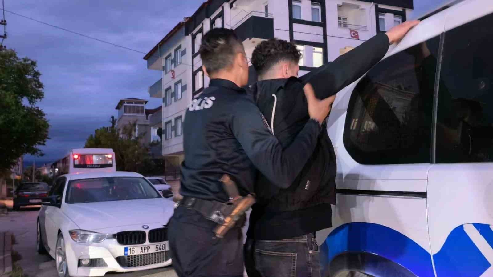 İnegöl'de Ehliyet Sınavında Kopya Düzeneği Yakalandı: Adaya 2 Yıl Sınav Yasağı