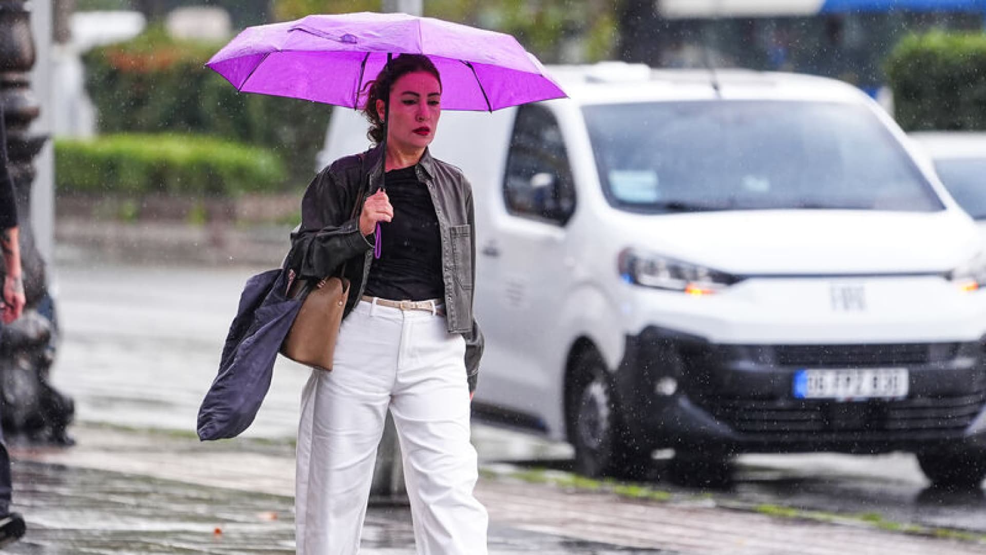 Birçok Bölgede Şiddetli Yağış ve Fırtına Alarmı: Hava Sıcaklıkları Düşüyor