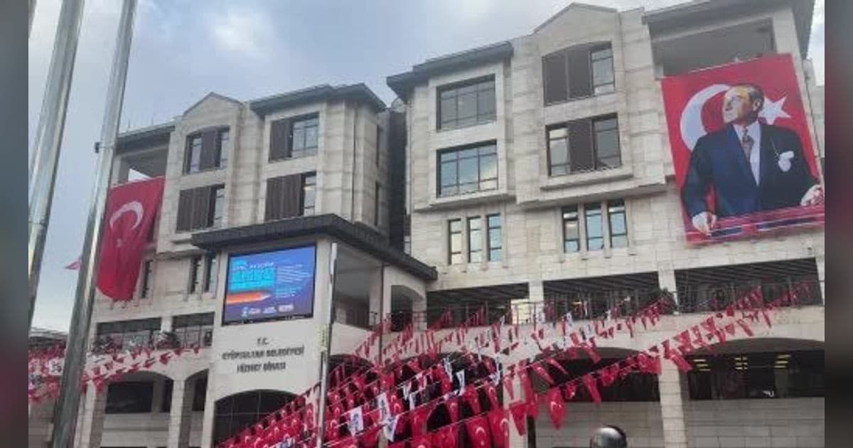 Eyüpsultan Belediyesi'ne Polis Operasyonu: Belediye Başkanı Dahil 28 Kişi Yakalandı