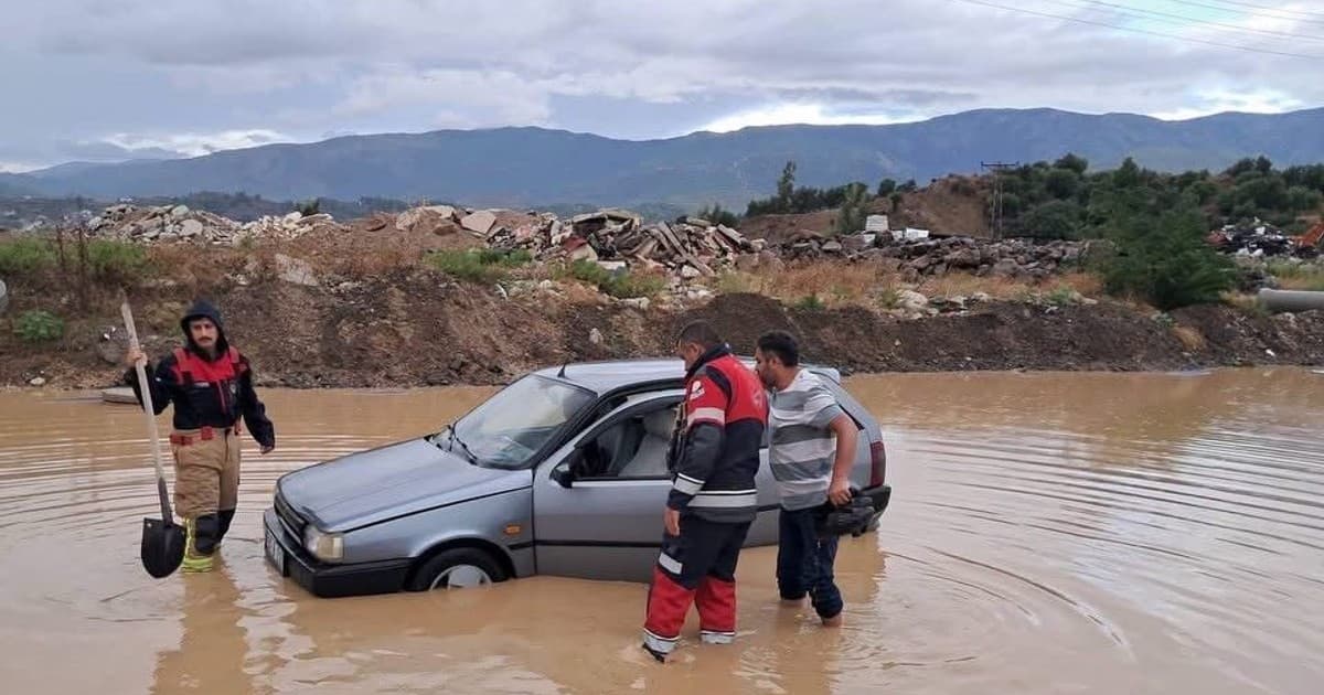 Hatay'da Sağanak Yağışa Yakalanan Araçtaki İki Kişiyi İtfaiye Kurtardı