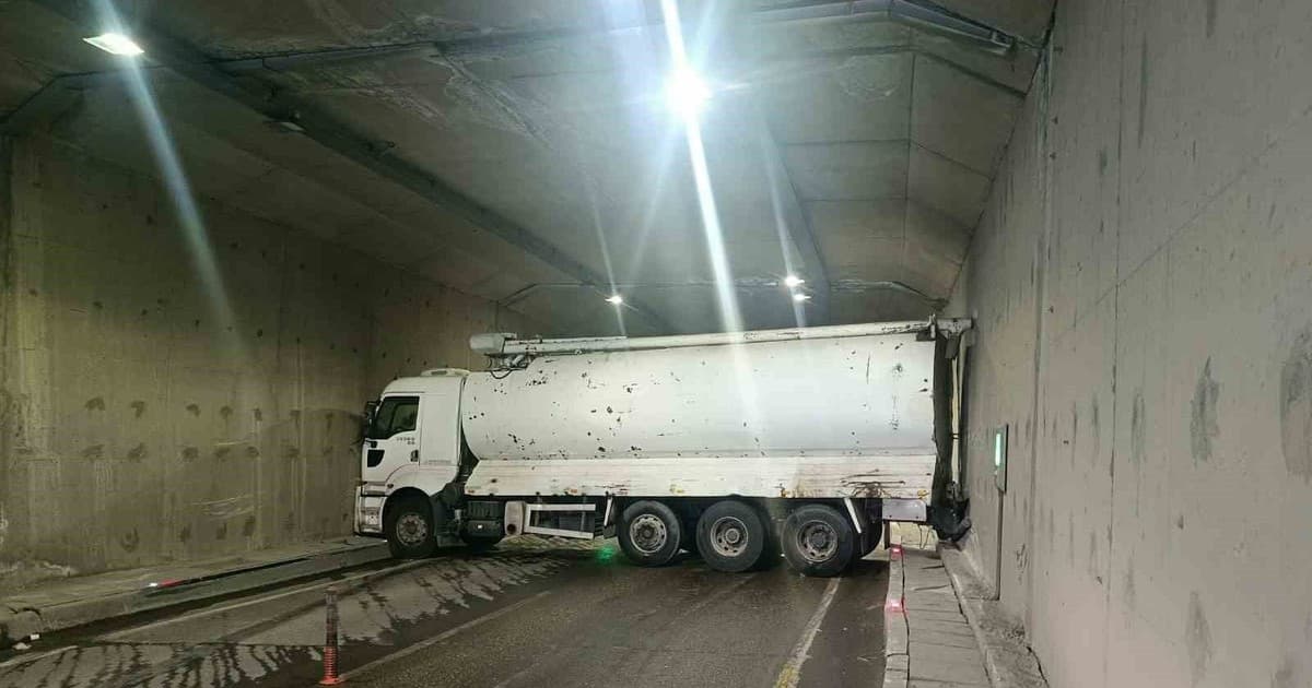 Erkenek Tüneli'nde Kaza Yapan Yakıt Tankeri Ulaşımı Durdurdu