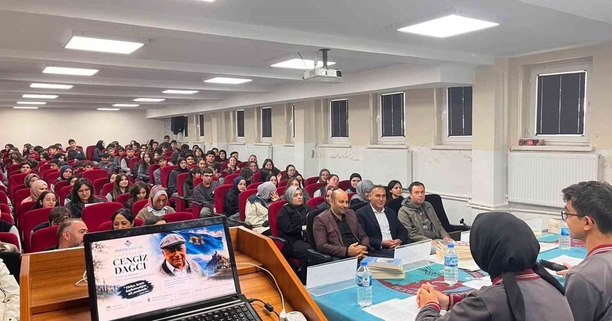 Bayburt'ta Öğrenciler Usta Yazar Cengiz Dağcı'yı Anlattı