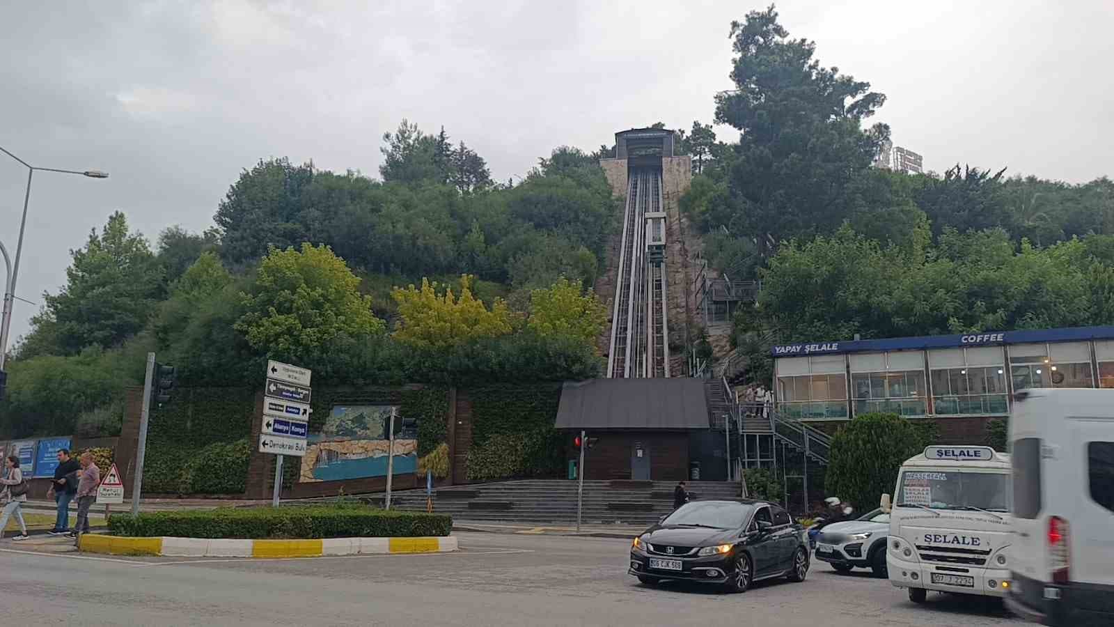 Manavgat'ta Çocukların Asansör Şakası Mahsur Kalmayla Bitti