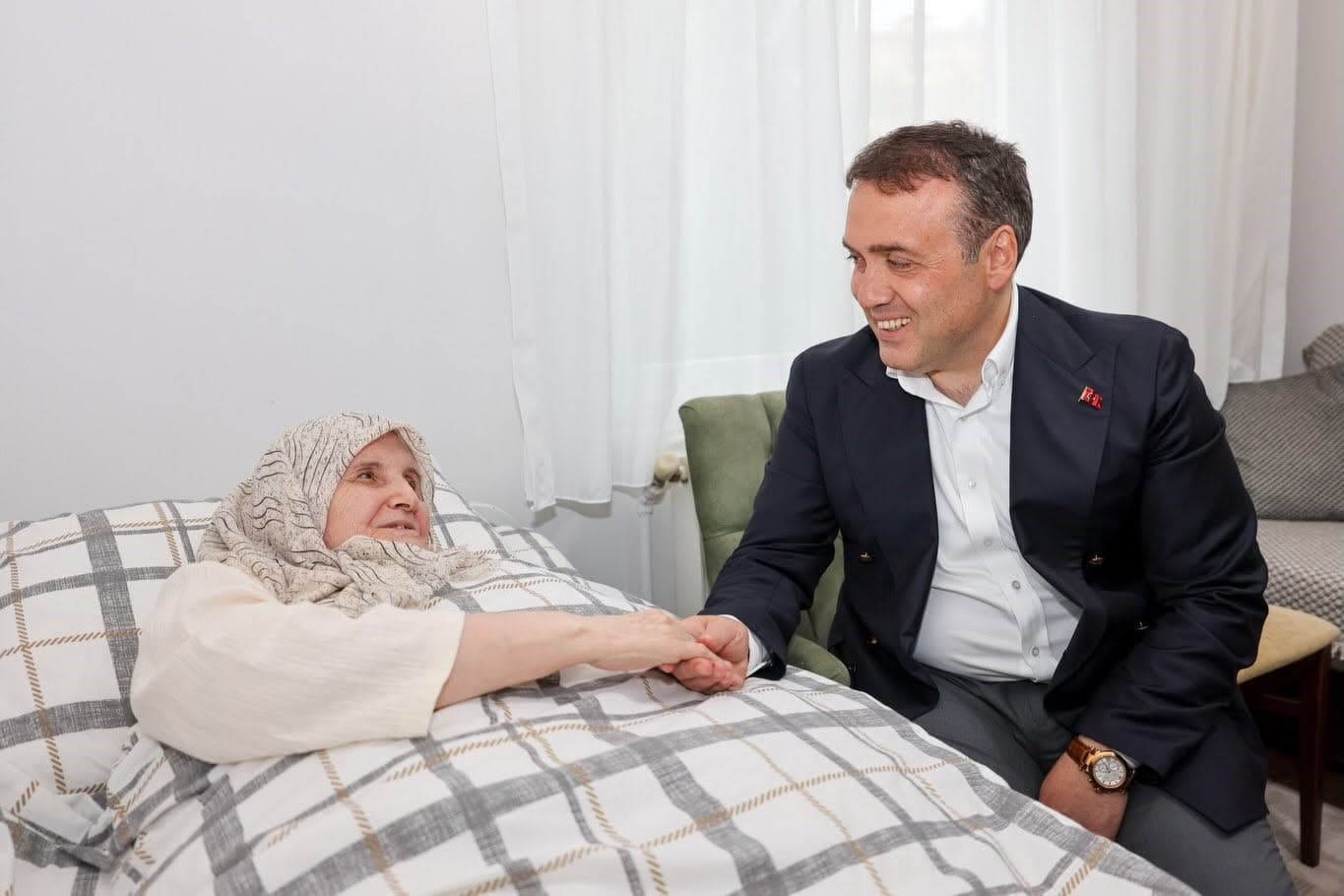 Vali Sözer'den Yaşlı Çifte Anlamlı Ziyaret
