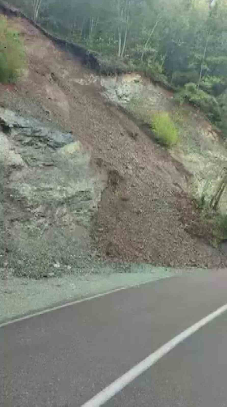 Hatay'da Sağanak Sonrası Heyelan: Yayla Yolu Ulaşıma Kaptandı