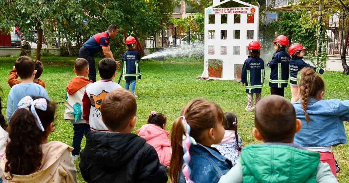 Minik Öğrenciler İtfaiyecilik Mesleğini Yerinde Öğrendi