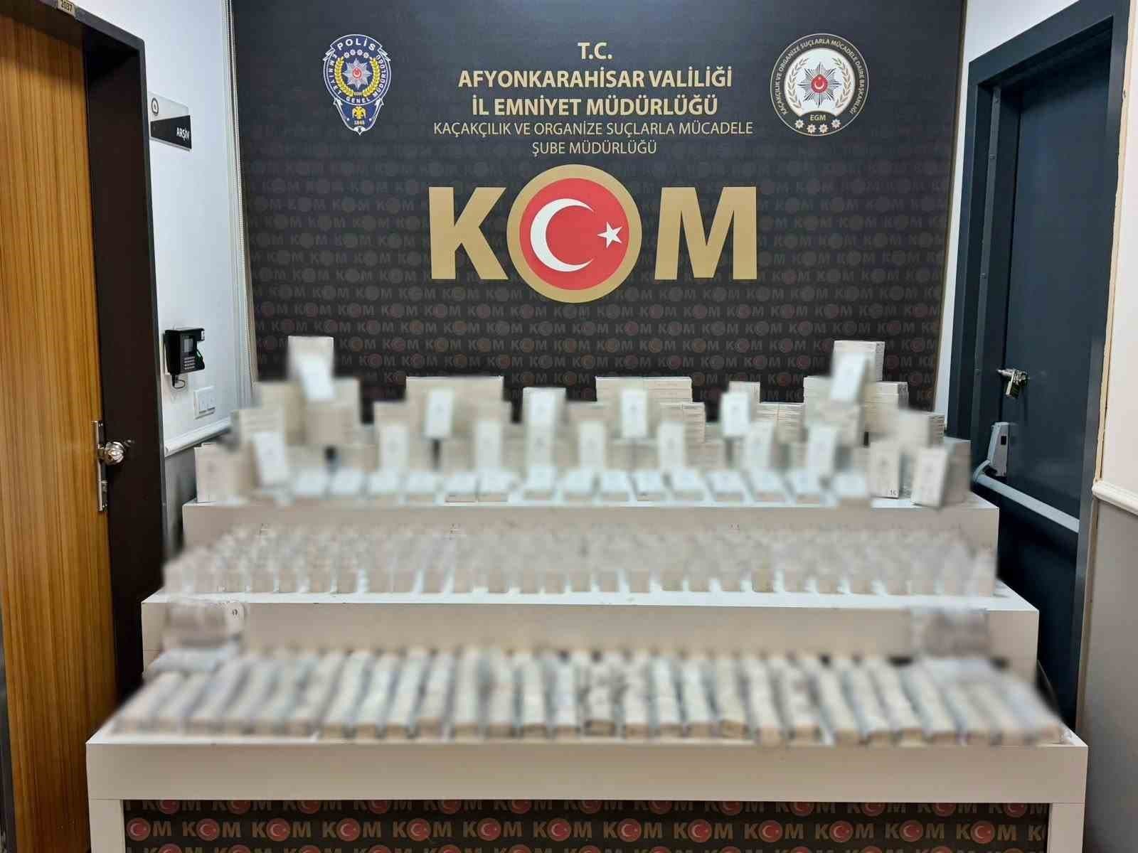 Afyonkarahisar'da Şüpheli Araçtan Çok Sayıda Kaçak Telefon Aksesuarı Çıktı