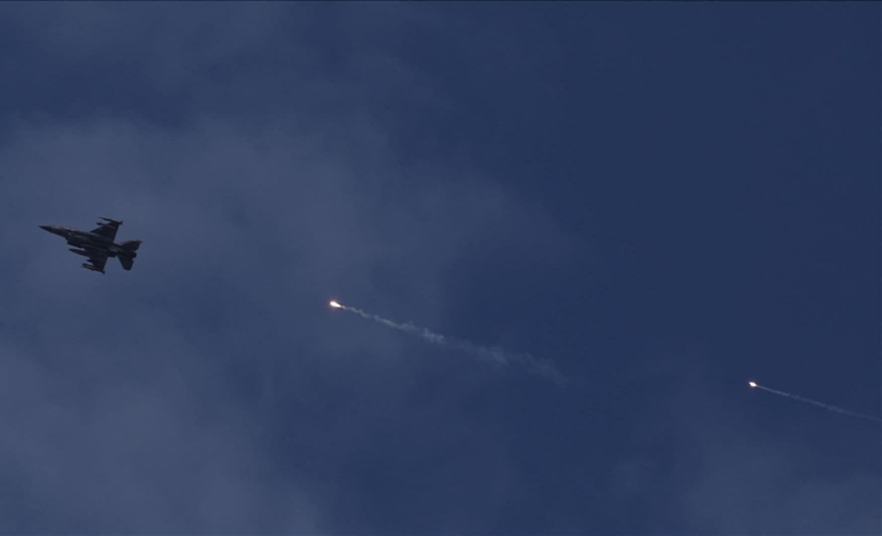 İsrail'den Yemen'deki Üç Limana Saldırı ve Tahliye Tehdidi