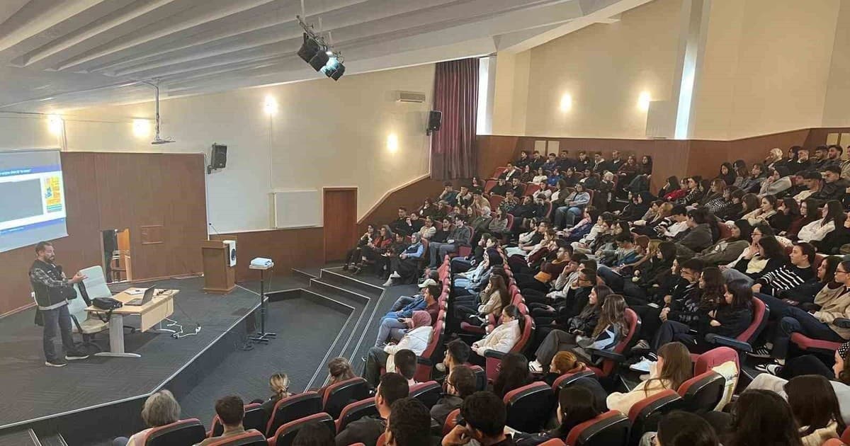 Afyonkarahisar'da Üniversitelilere 'Narko Gençlik' Eğitimi Verildi