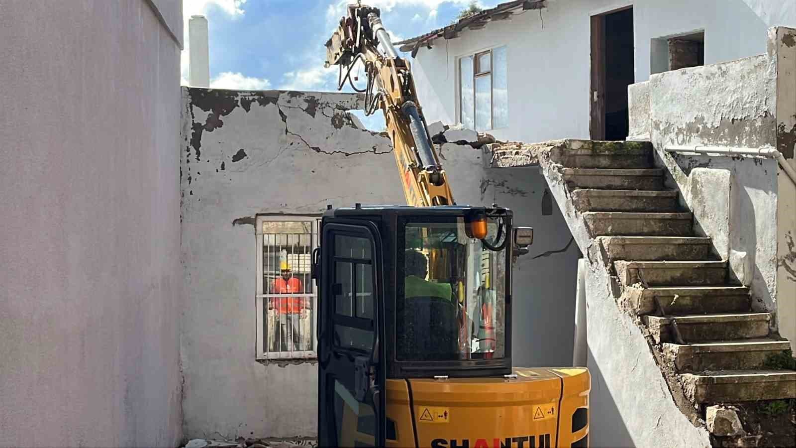Sinop'ta Tarihi Surları Kapatan 'Kalekondu'lar Yıkılmaya Başlandı