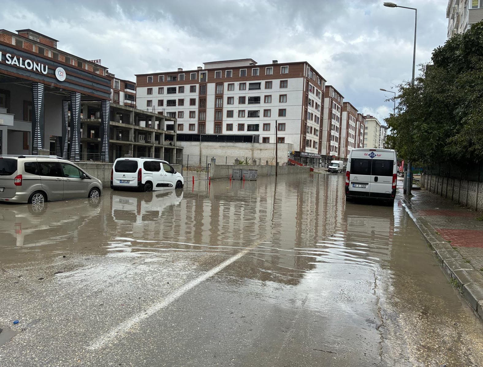 Çerkezköy'de Sağanak Yağış Ulaşımı Felç Etti: Yollar Su Altında Kaldı