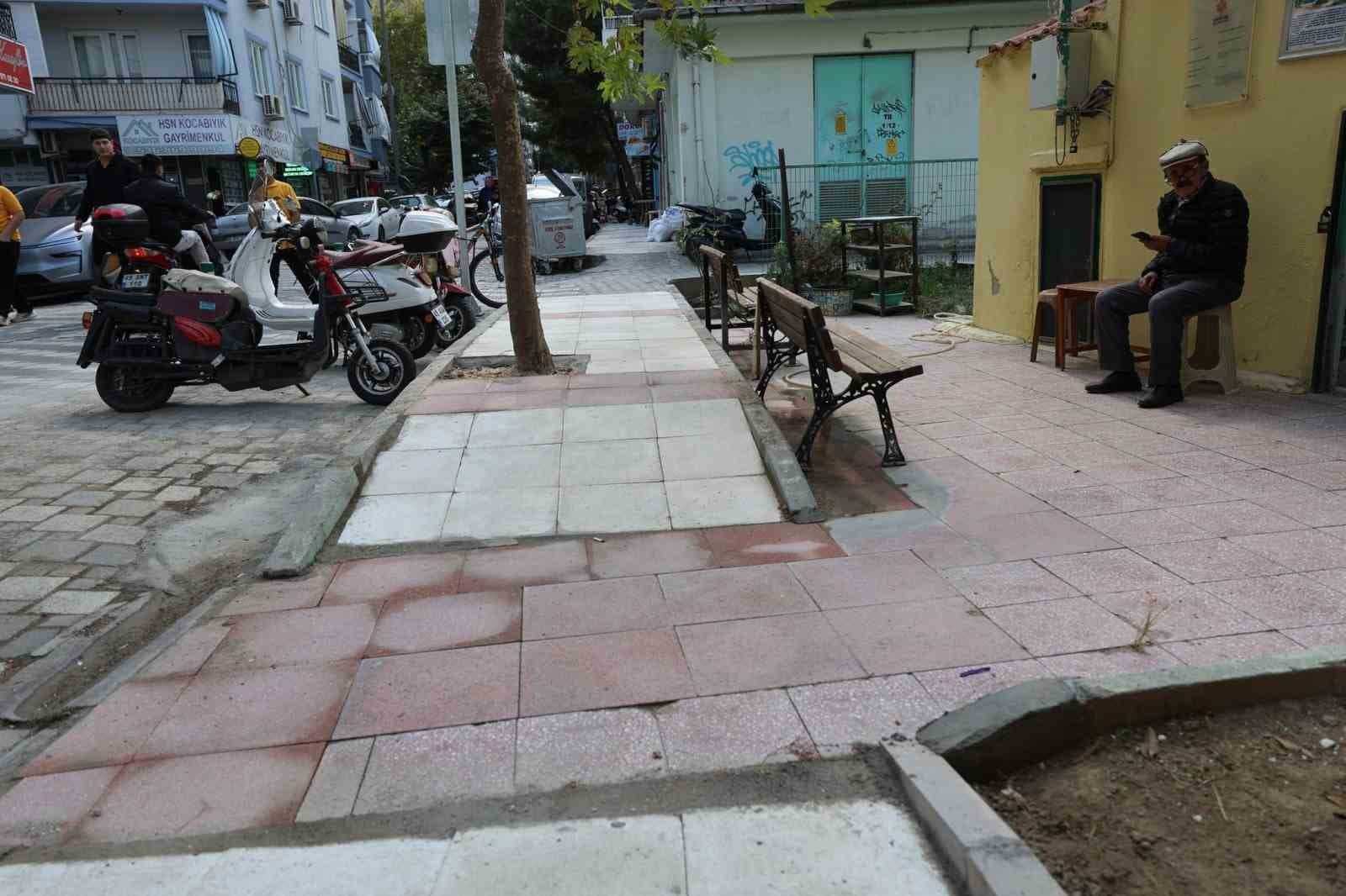 Şehzadeler'de Tarihi Türbenin Kaldırımları Yenilendi