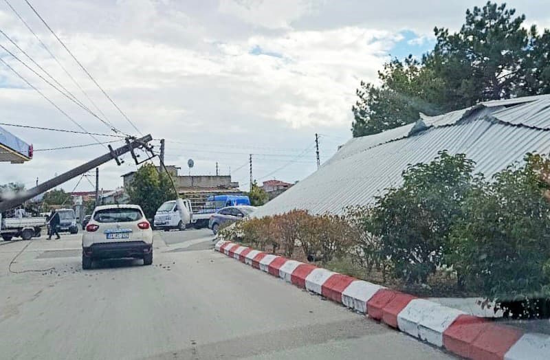 Havsa'da Şiddetli Lodos Sanayide Çatıyı Uçurdu