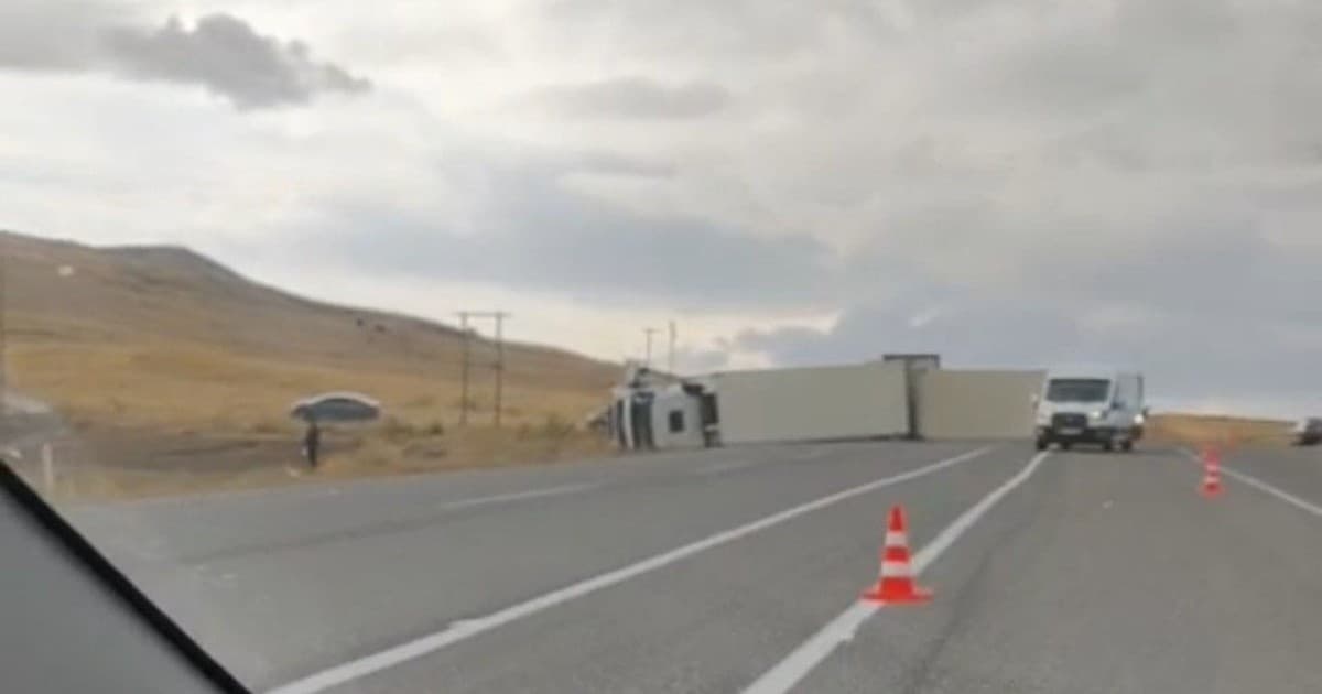 Van'da Tır Devrildi: Sürücü Yaralandı