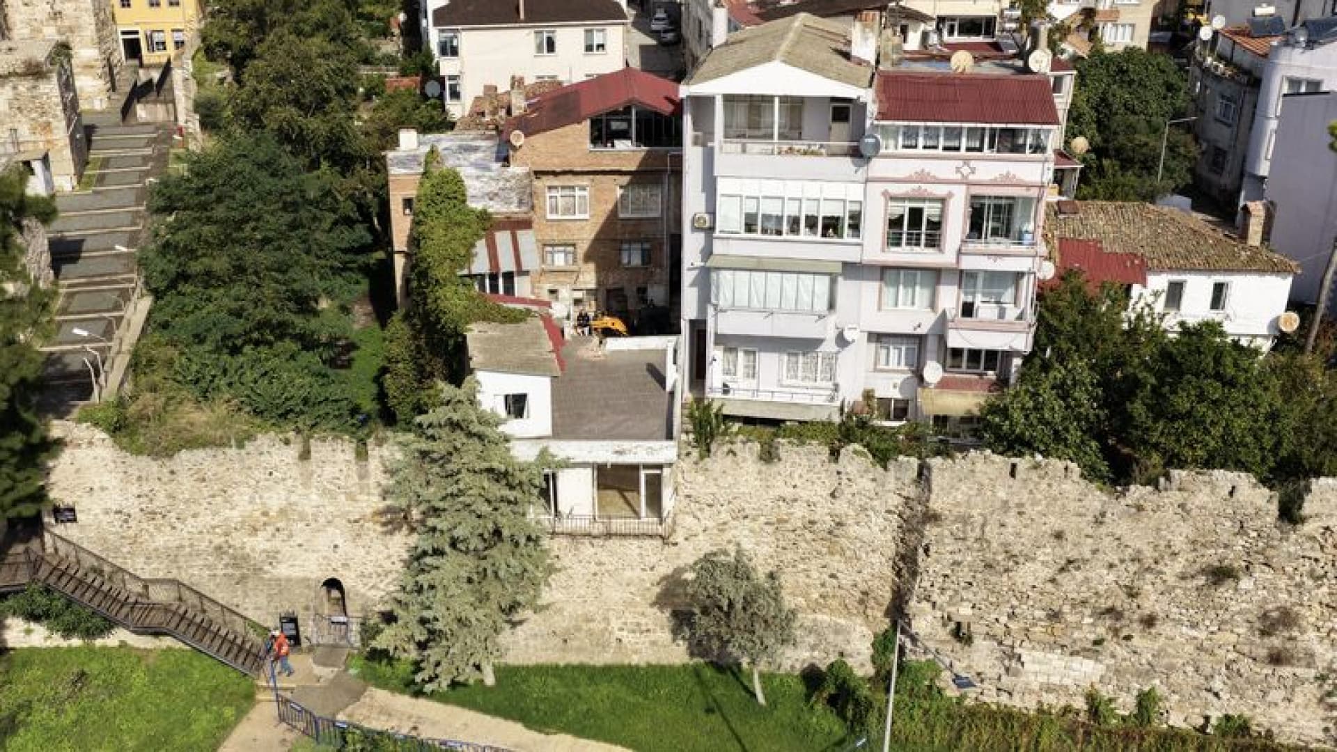 Sinop Kalesi Surlarındaki Kaçak Yapıların Yıkımına Başlandı