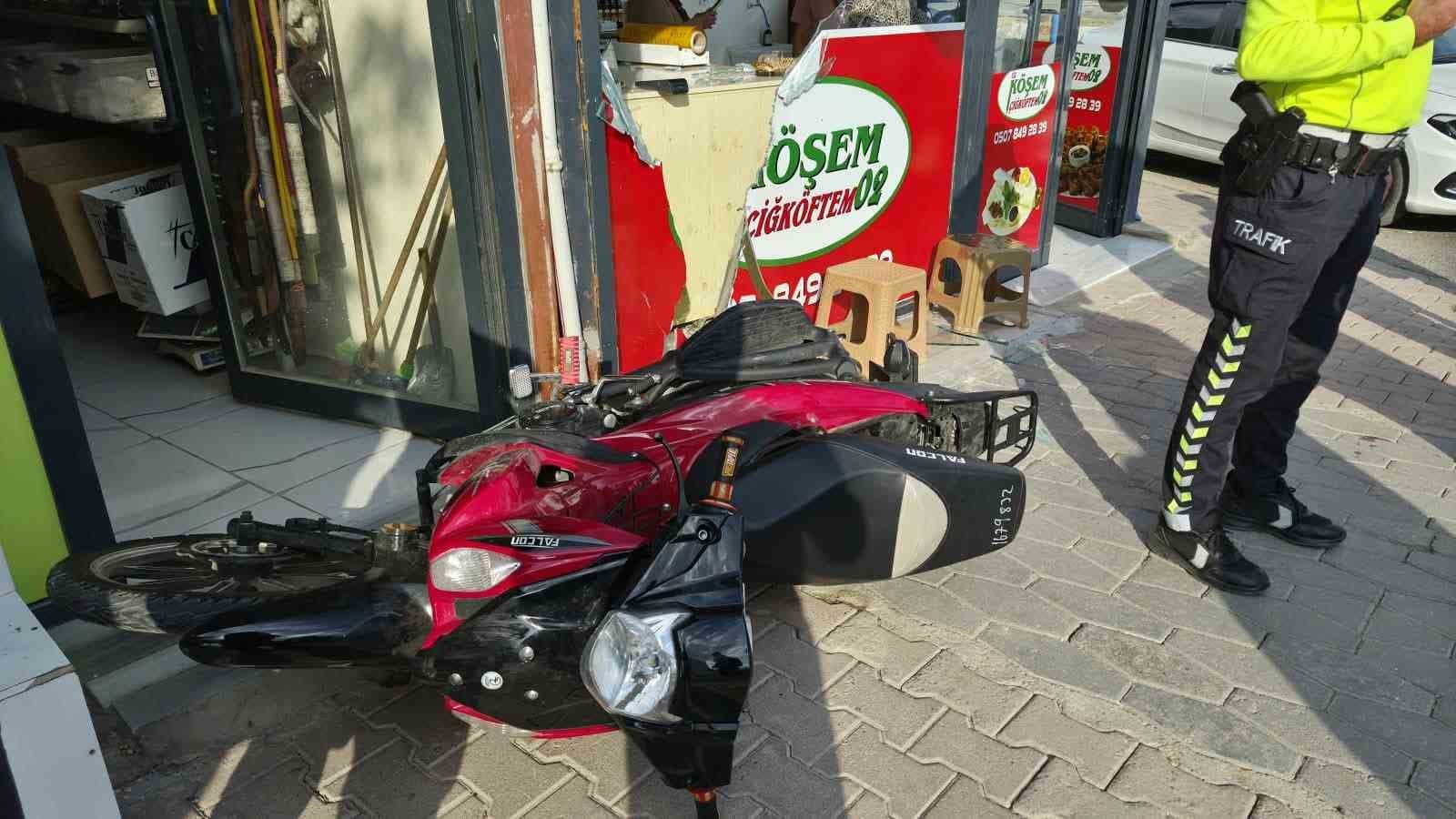 Motosiklet çocuğa çarpıp iş yerine daldı: 1 yaralı