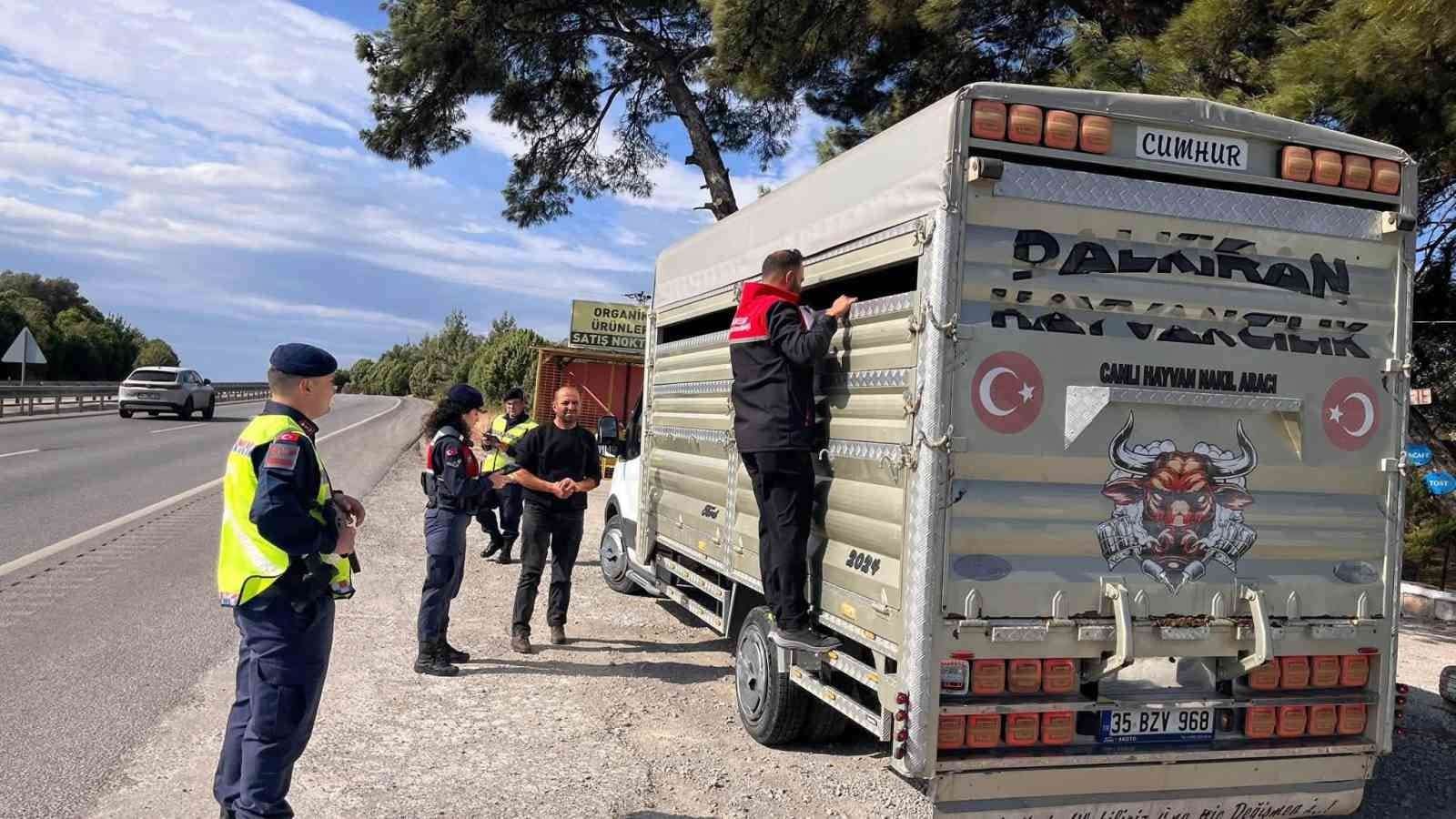 Balıkesir’de canlı hayvan nakillerine yönelik yol kontrolleri gerçekleştirildi