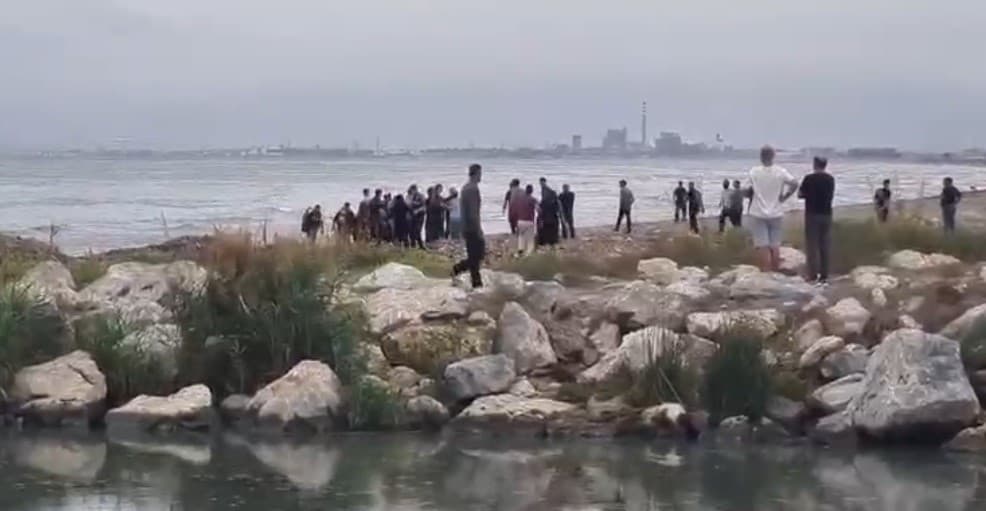 Mersin’de denize giren 3 gençten biri hayatını kaybetti