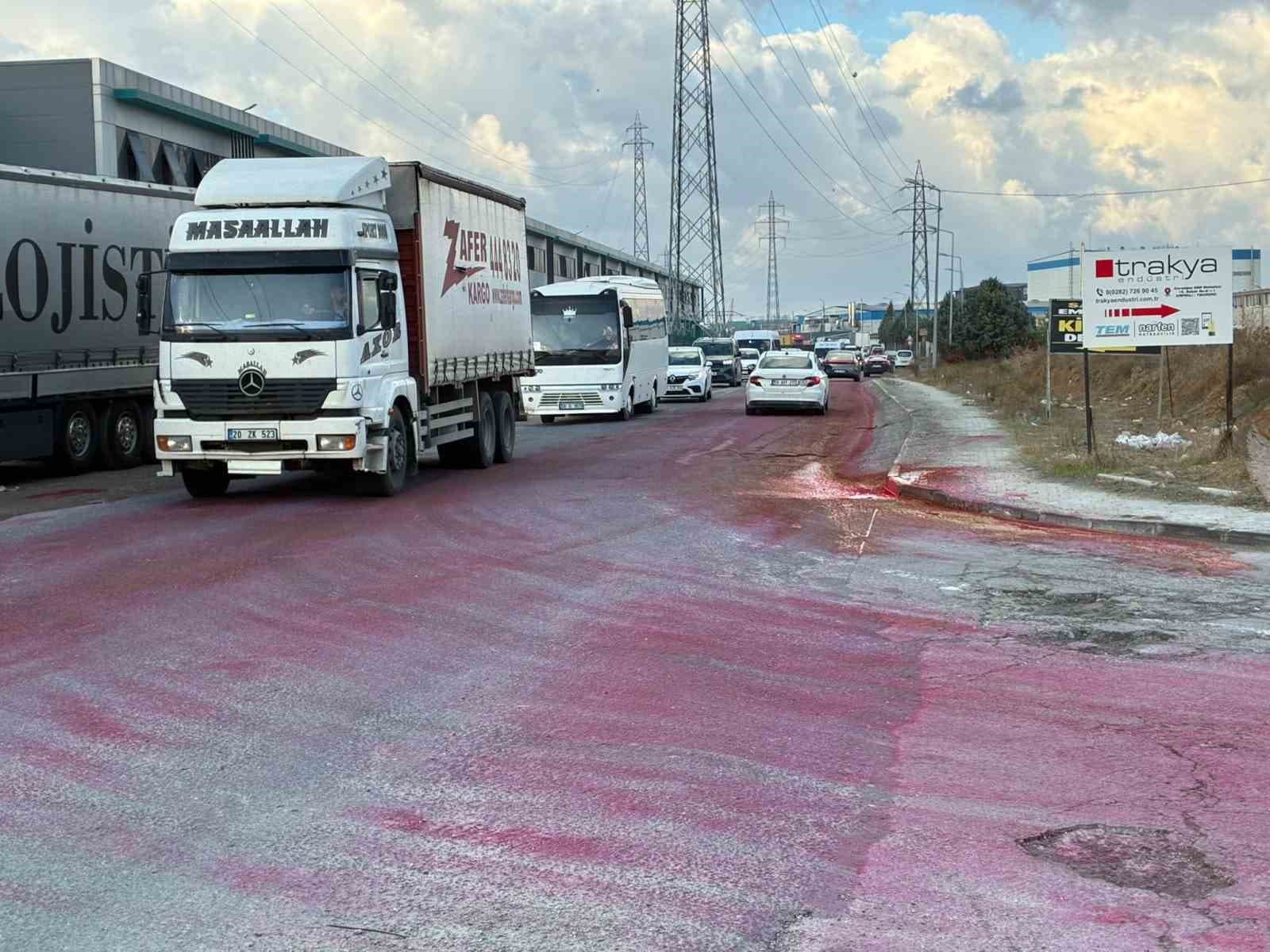 Dökülen boya yolu kırmızıya boyadı