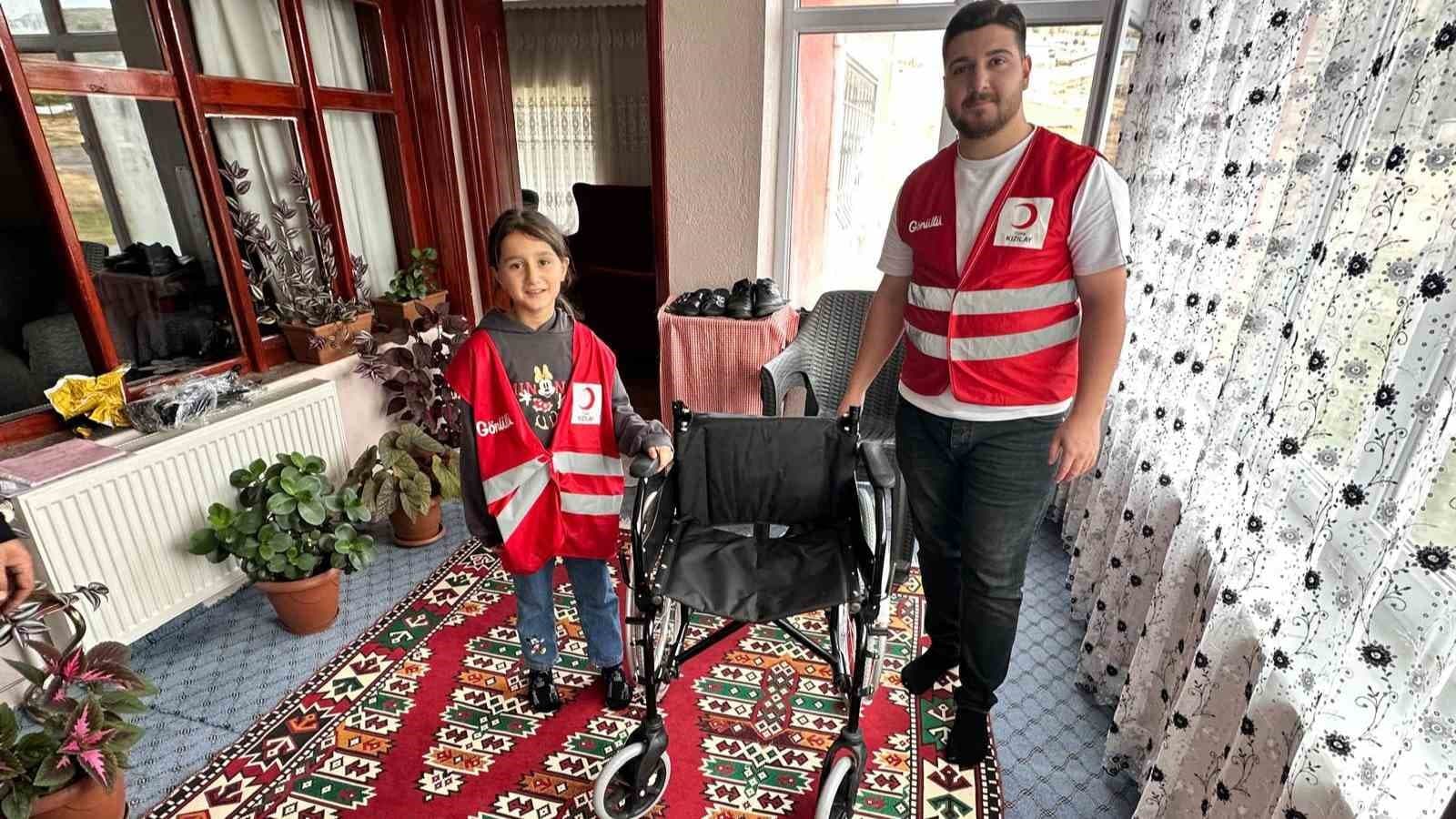 Kızılay’dan ihtiyaç sahibi vatandaşa tekerlekli sandalye desteği
