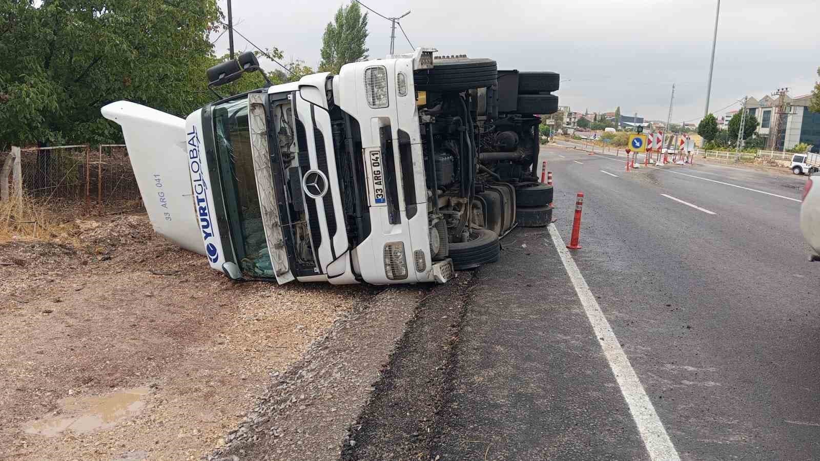 Kontrolden çıkan tır yan yattı