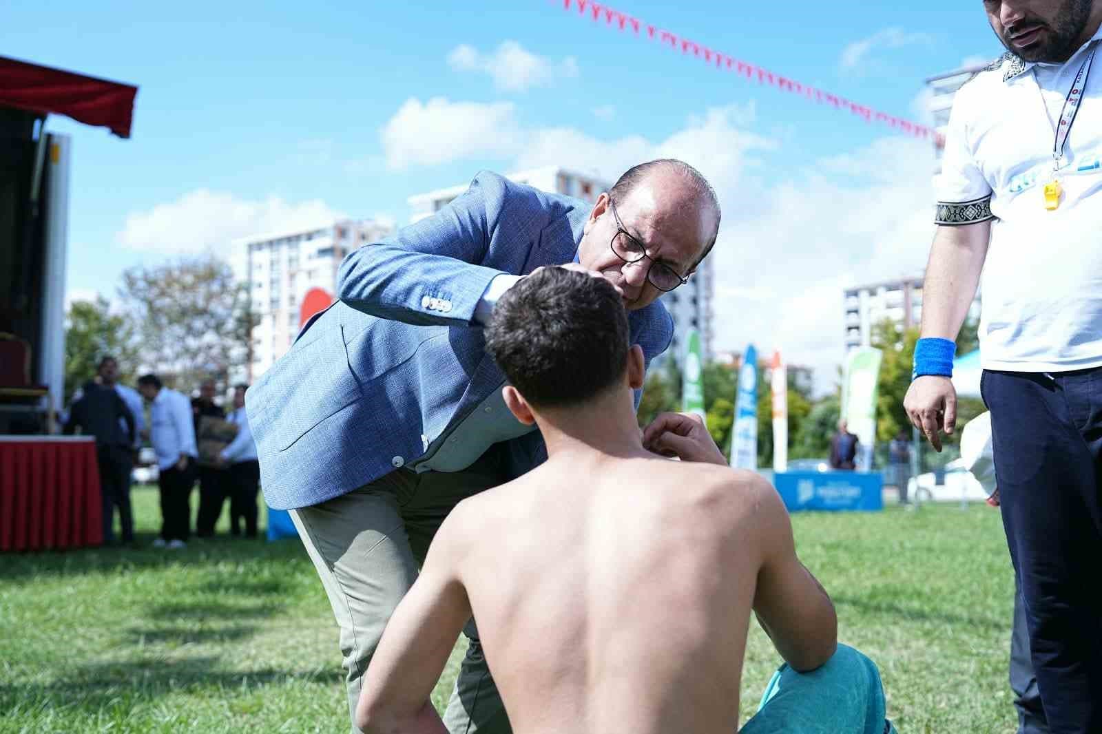 Başkan İlhan Geçit’ten sakatlanan güreşçiye ilk müdahale