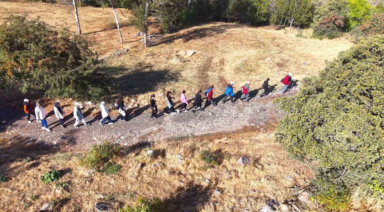 Muş’ta doğaseverler Dünya Yürüyüş Günü’nde 10 kilometre yürüdü