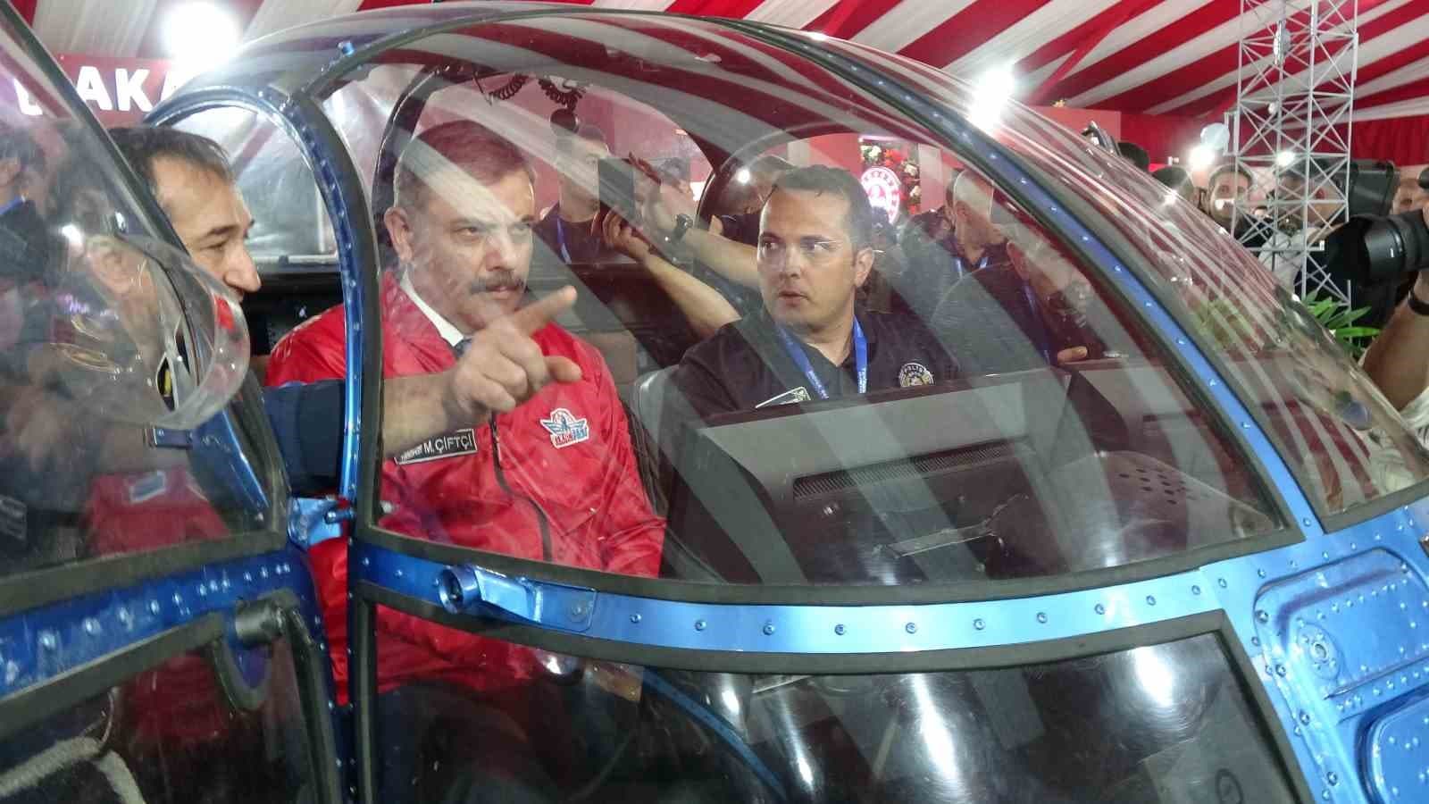 İçişleri Bakanı Çiftçi, Emniyet envanterindeki ilk helikopterin simülatöründe uçuş gerçekleştirdi