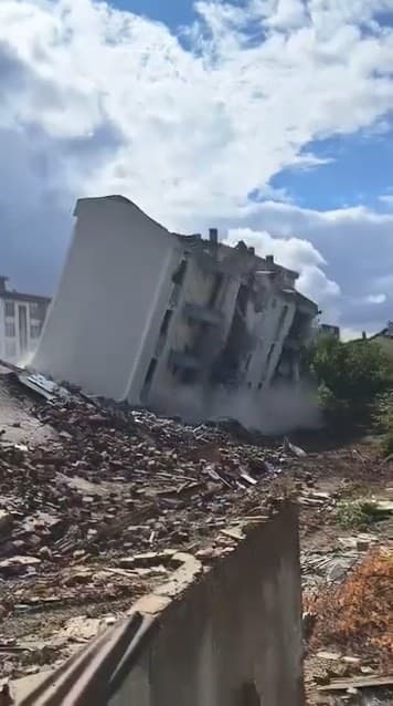 Elazığ’da ağır hasarlı bina, tek dokunuşla yerle bir oldu
