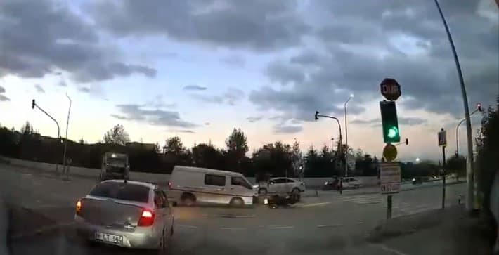 Kırmızı ışıkta geçen kamyonet motosiklete çarptı: Sürücü yerde sürüklendi