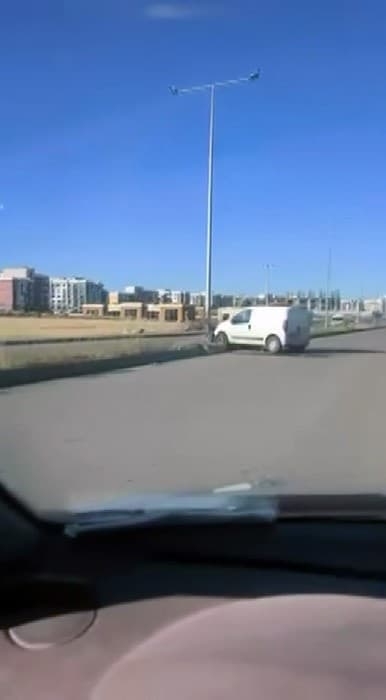 Diyarbakır’da araç refüje çıktı: 1 yaralı