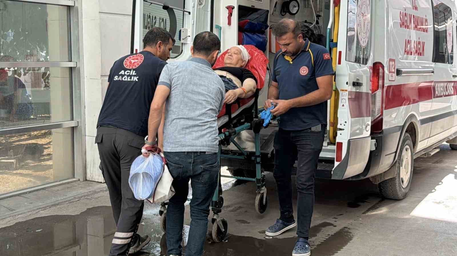 Elinden düşen bıçak ayağına saplandı