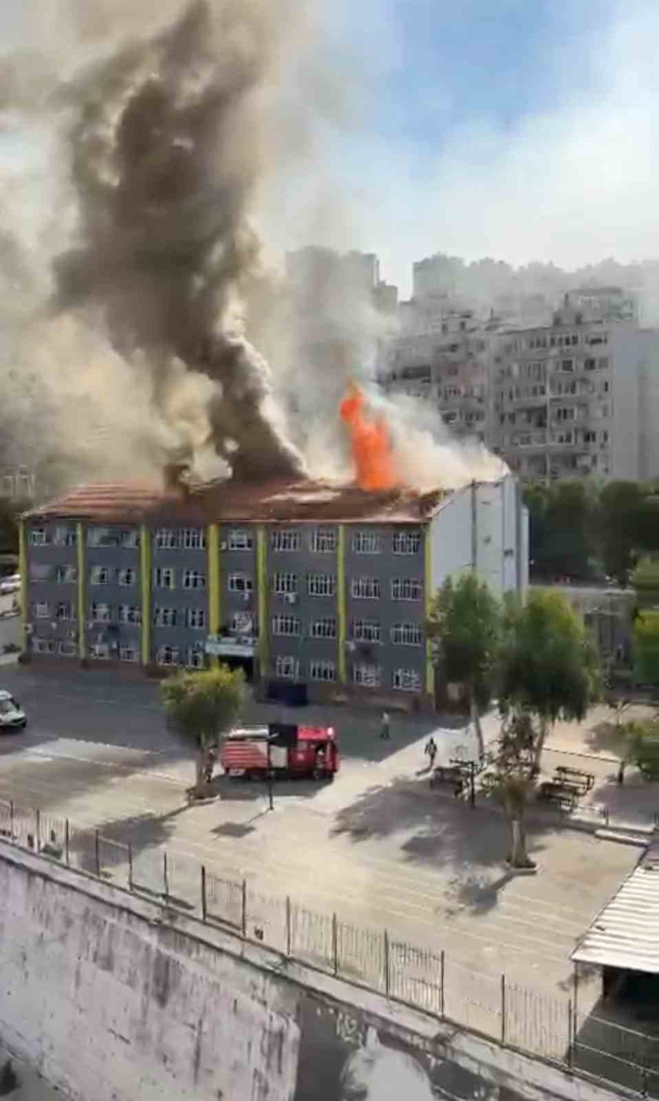 İzmir’de okul çatısında korkutan yangın