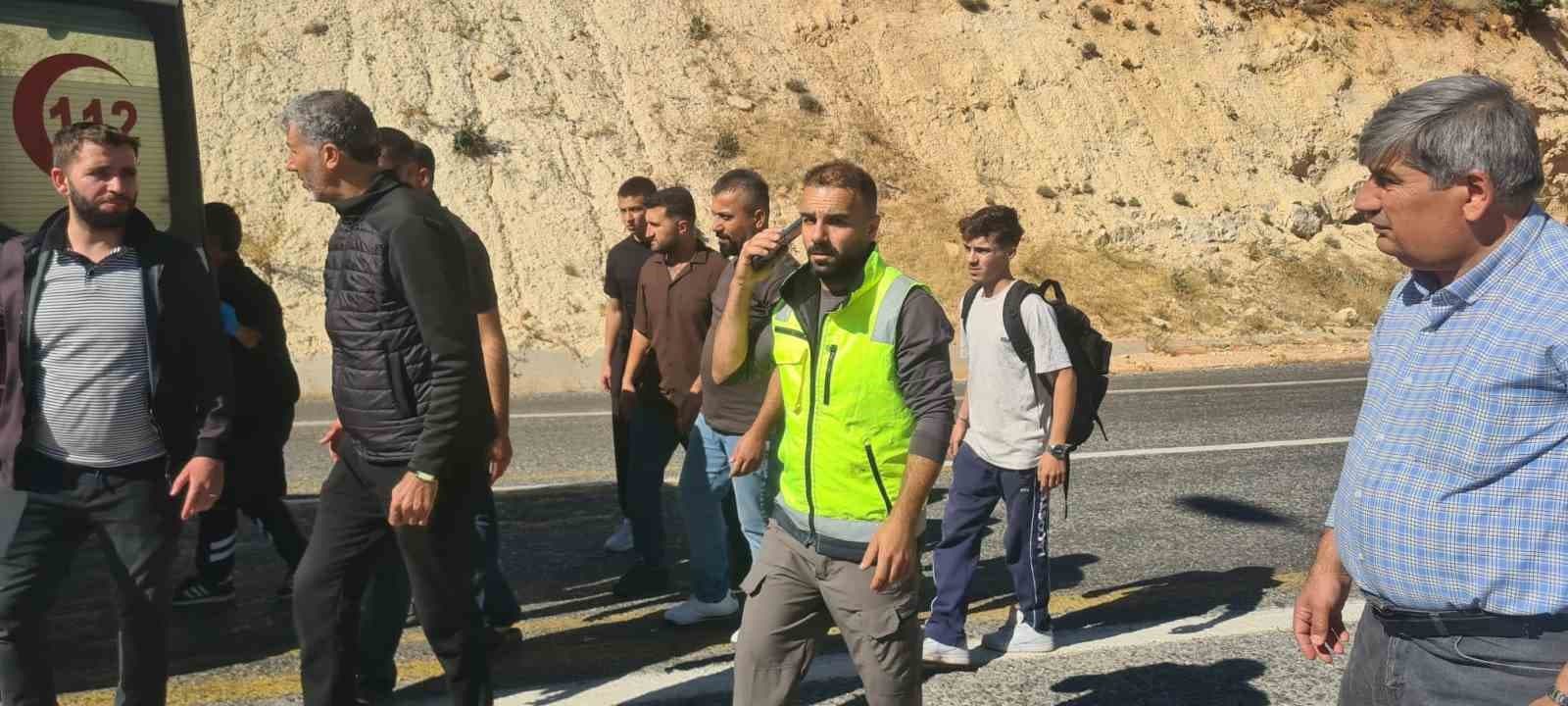 Siirt’te ponza yüklü tır devrildi: 1 ağır yaralı