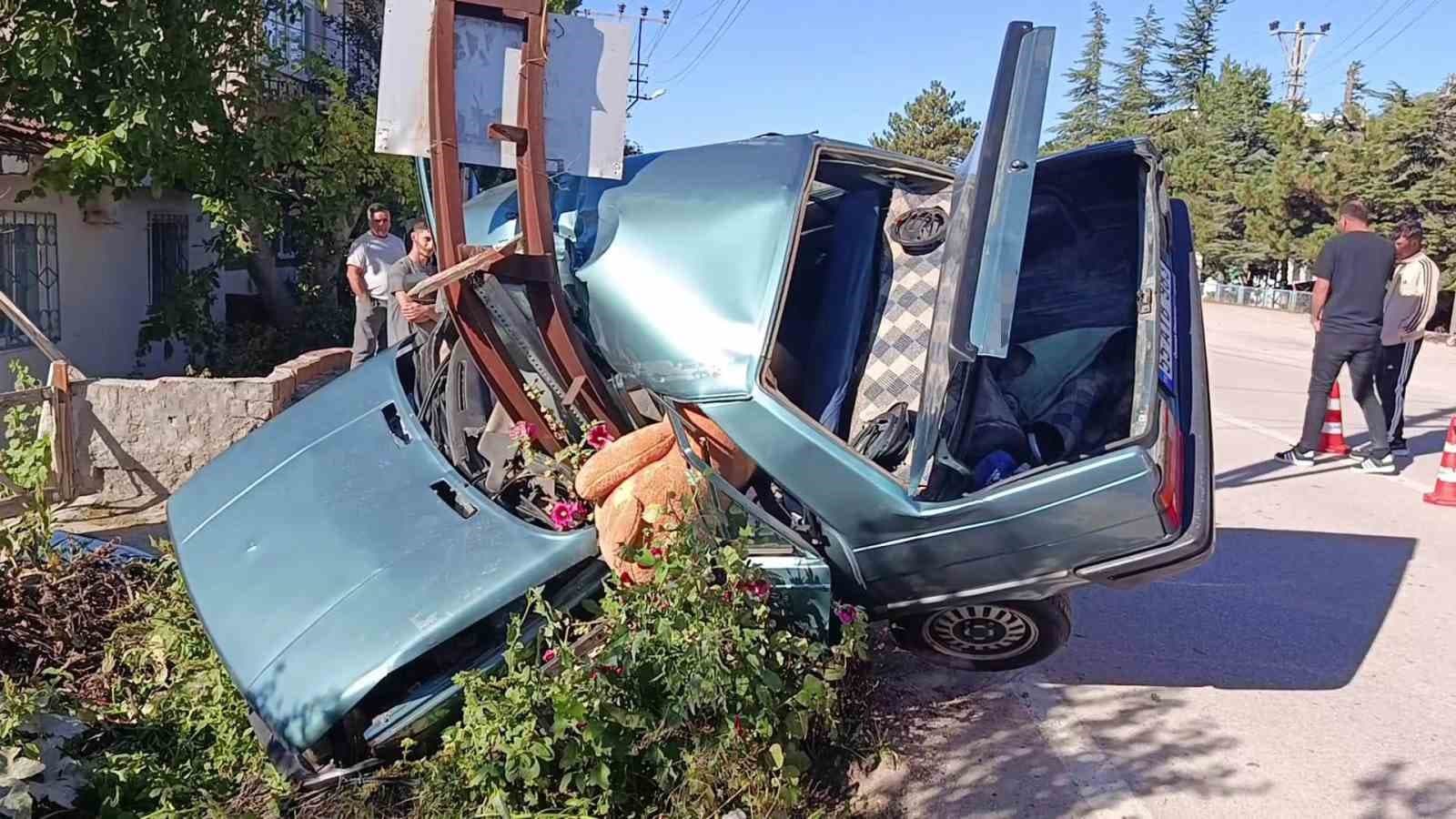 Amasya’da direğe çarpan otomobil ikiye ayrıldı: 2 yaralı
