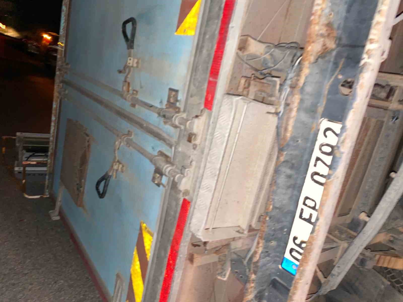 Ankara’da kamyonet kepçeye çarptı: 2 yaralı