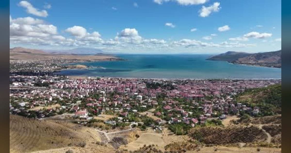 Van Gölü’nün gizemini keşfedecek gençlerin su altı yolculuğu başladı