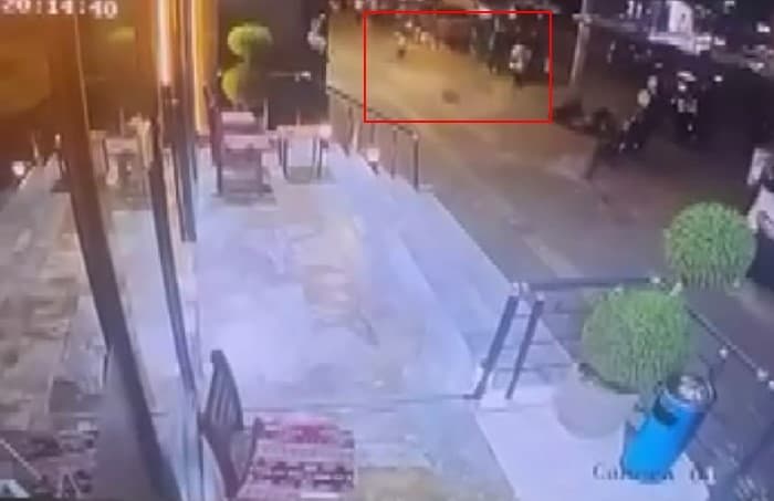 Diyarbakır’da yolda yürüyen kadın, ölümden saniyelerle kurtuldu