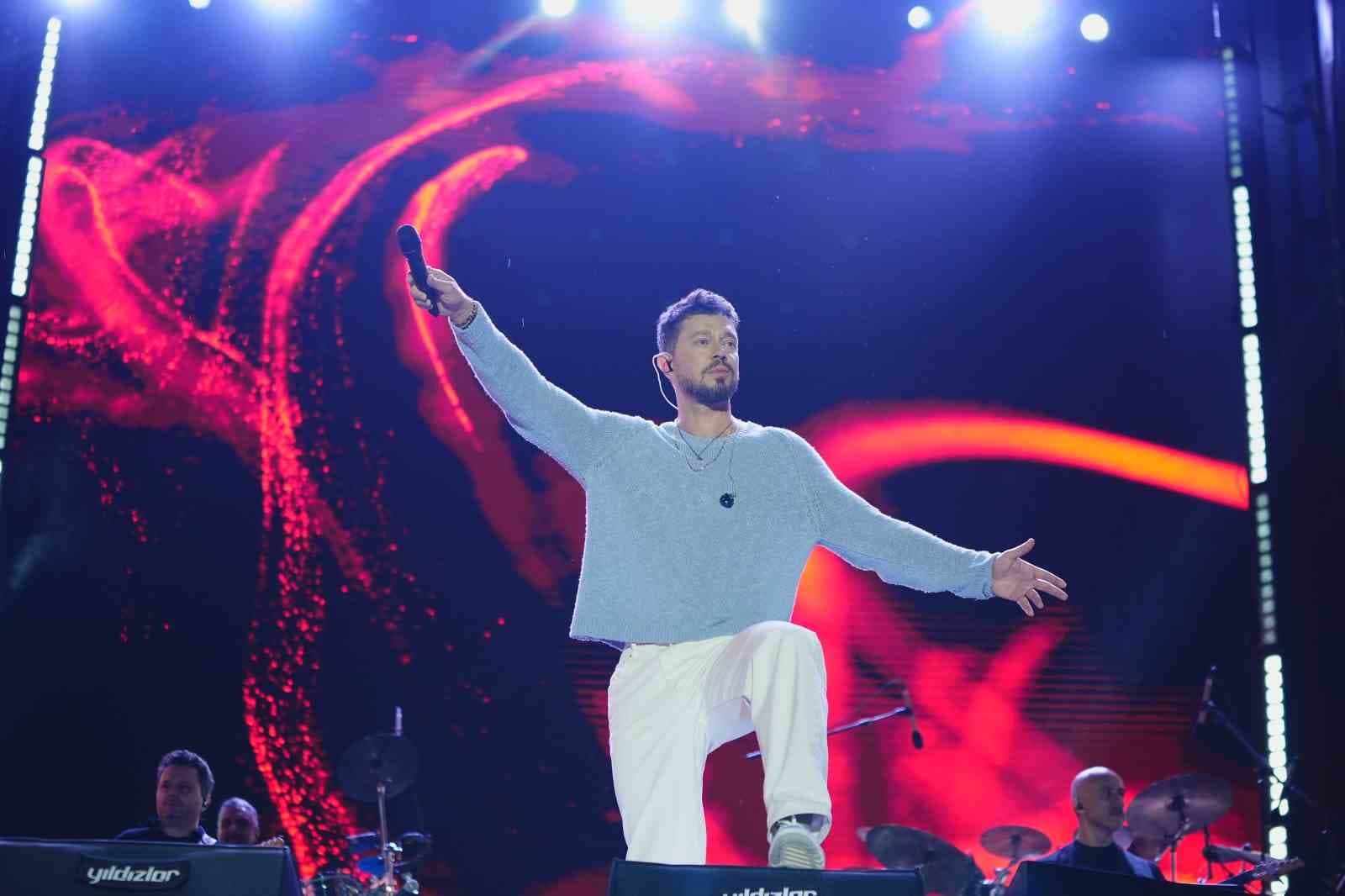 Murat Boz GastroAntep’te sevilen şarkılarını Gaziantepliler için söyledi